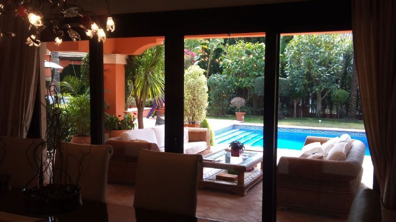 Casa de 5 Dormitorios en venta en Milla de Oro, Marbella