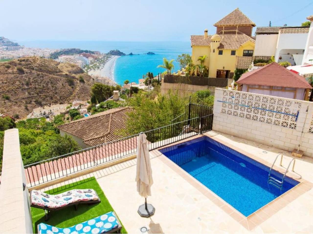 Casa Adosada de 4 Dormitorios en venta en La Herradura