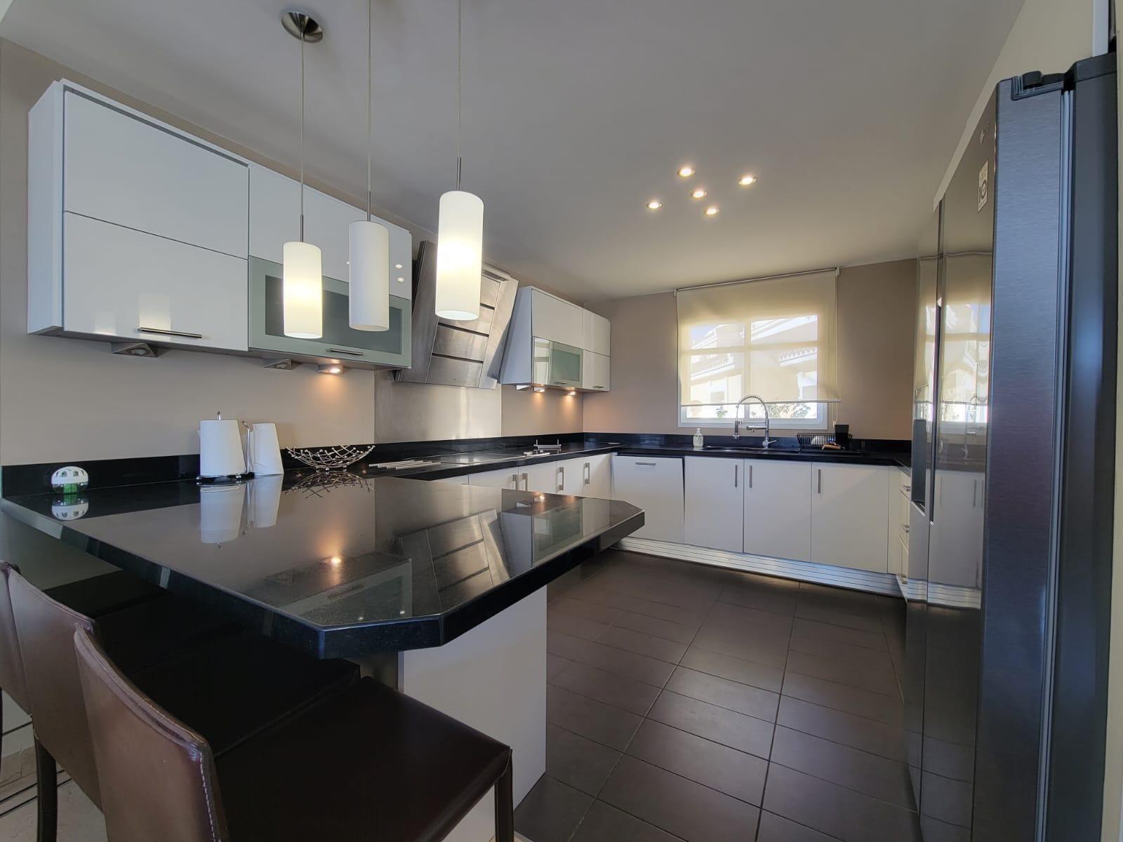 Casa Adosada de 3 Dormitorios en venta en Nueva Andalucía, Marbella