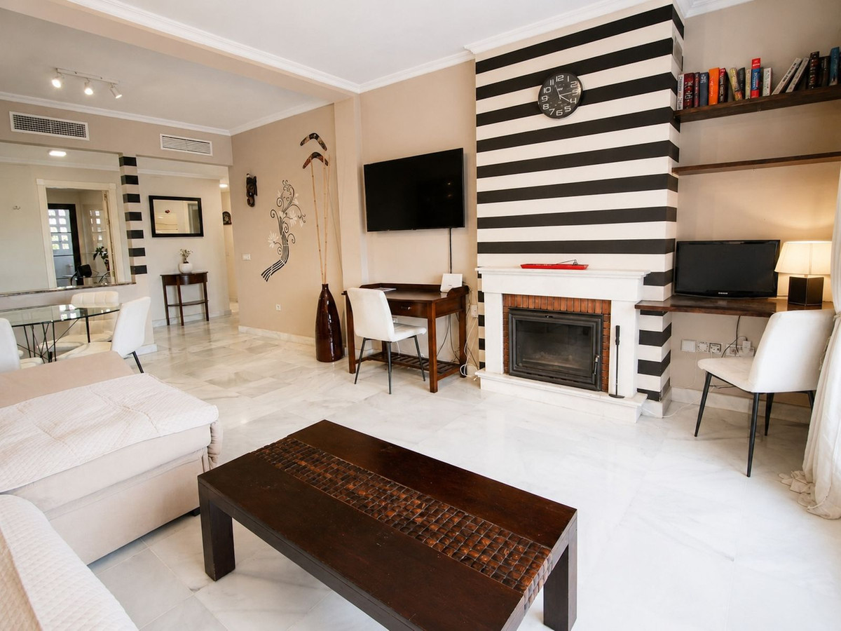 Piso de 2 Dormitorios y 2 Baños en alquiler en Nueva Milla de Oro, Estepona