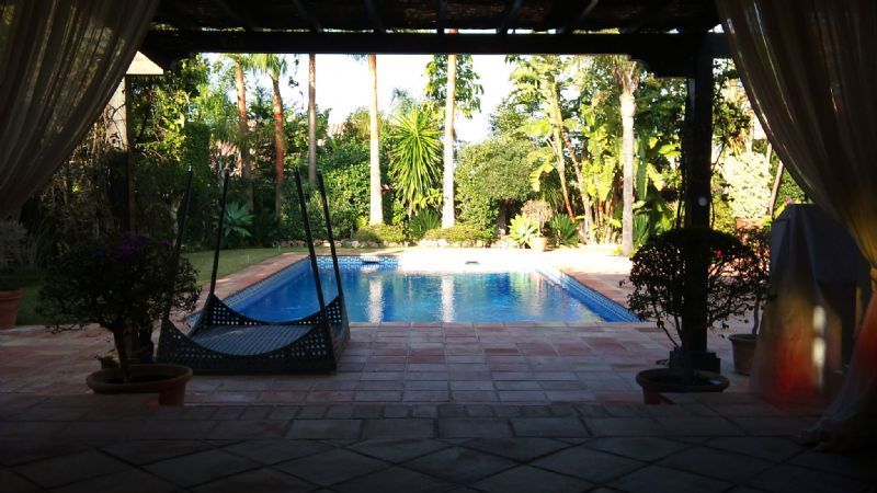 Casa de 5 Dormitorios en venta en Milla de Oro, Marbella