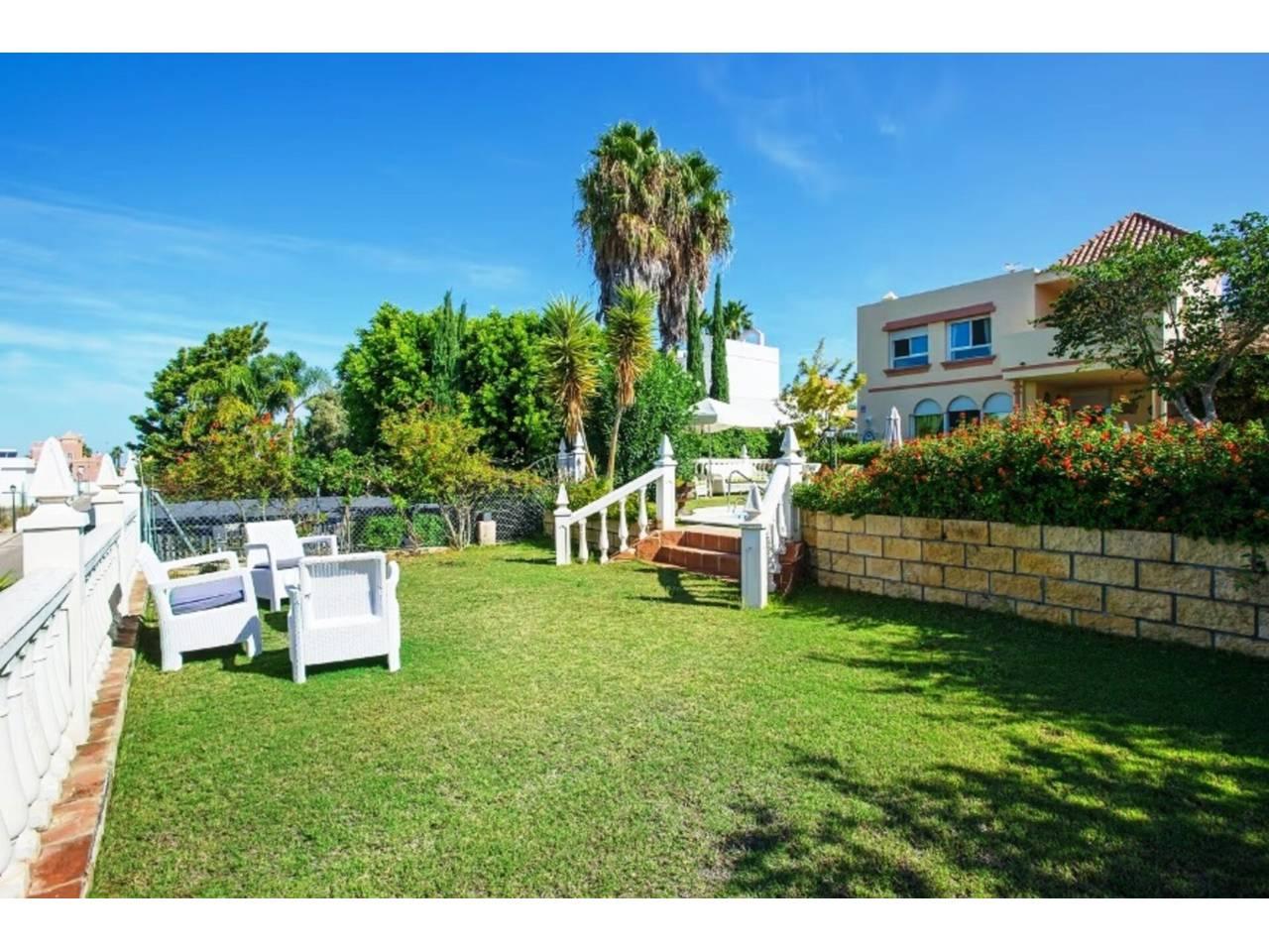 Casa Adosada de 4 Dormitorios y 3 Baños en venta en Sanlúcar de Barrameda
