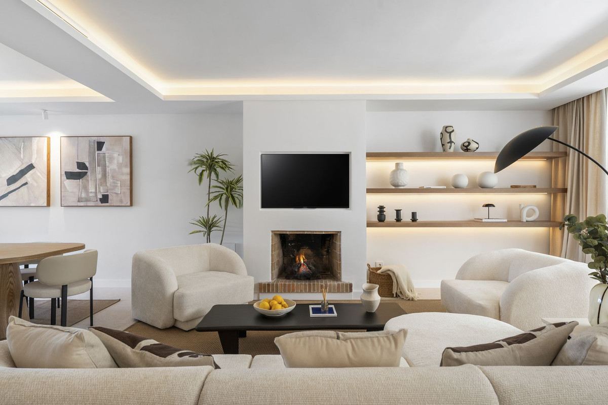 Casa Adosada de 4 Dormitorios en venta en Nueva Andalucía, Marbella