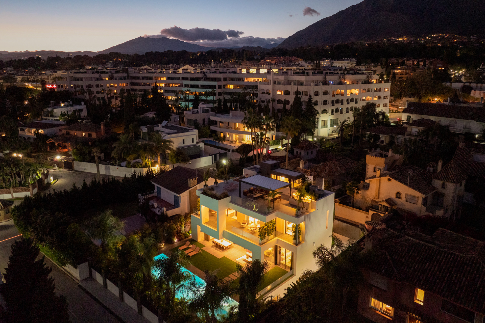 Casa de 5 Dormitorios y 5 Baños en venta en Milla de Oro, Marbella
