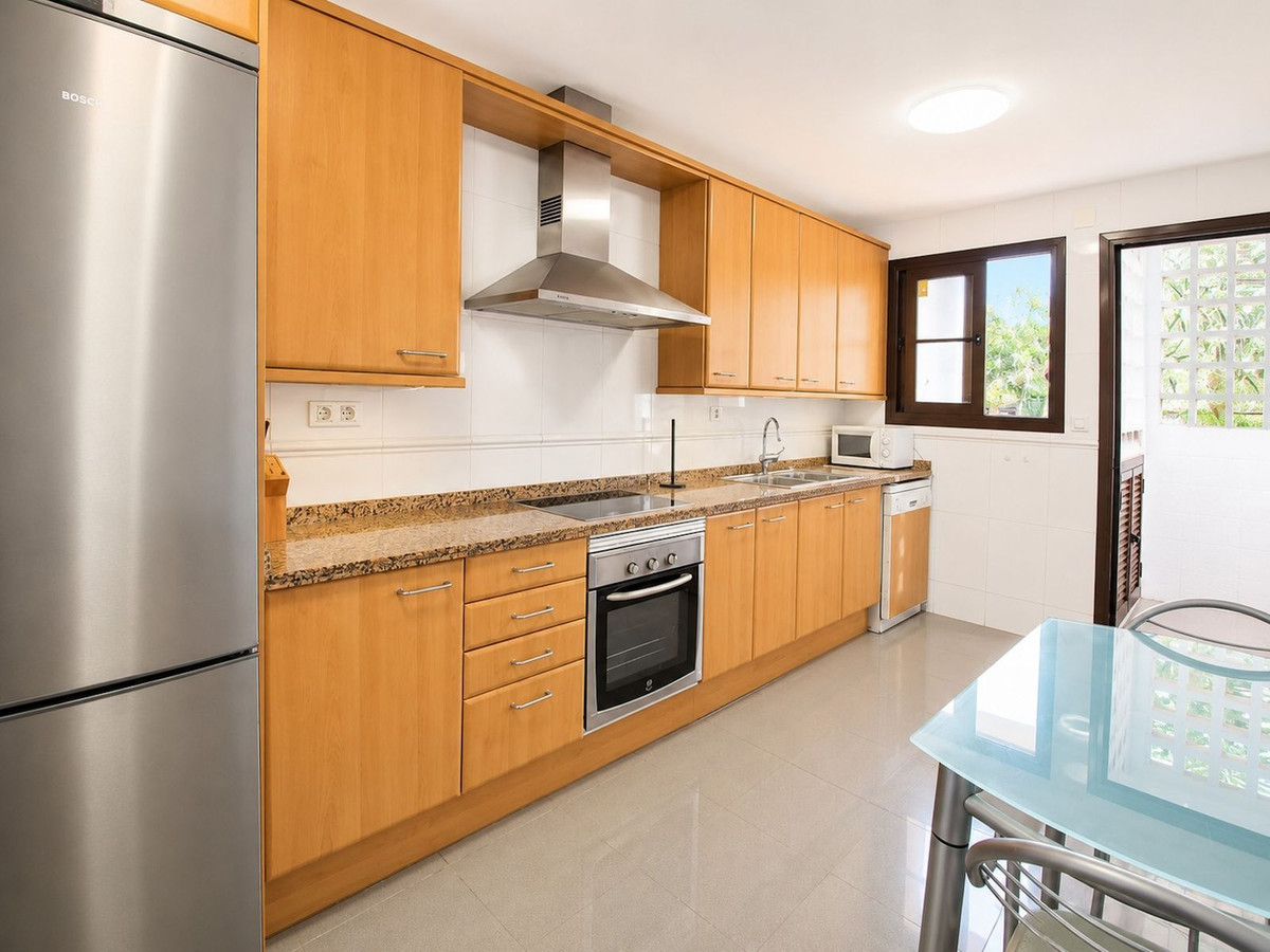 Piso de 2 Dormitorios y 2 Baños en alquiler en Nueva Milla de Oro, Estepona