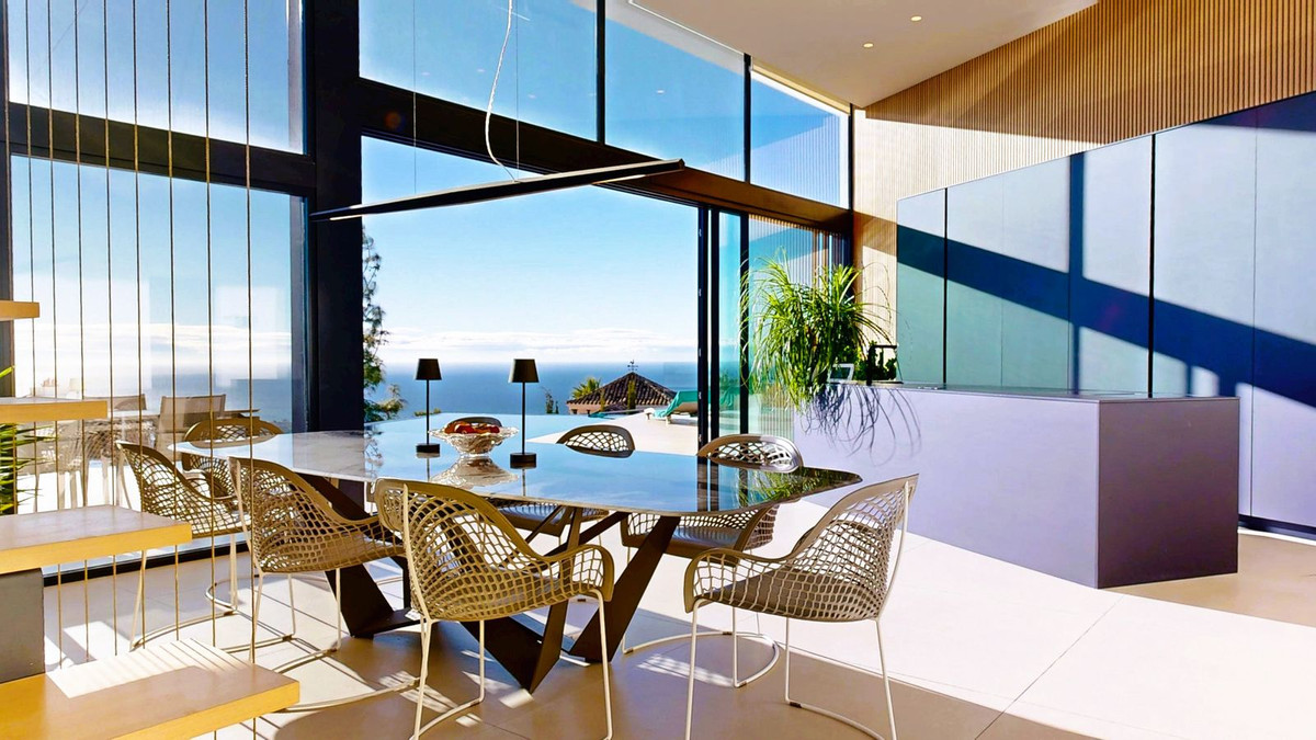 Casa de 4 Dormitorios en venta en Los Monteros, Marbella