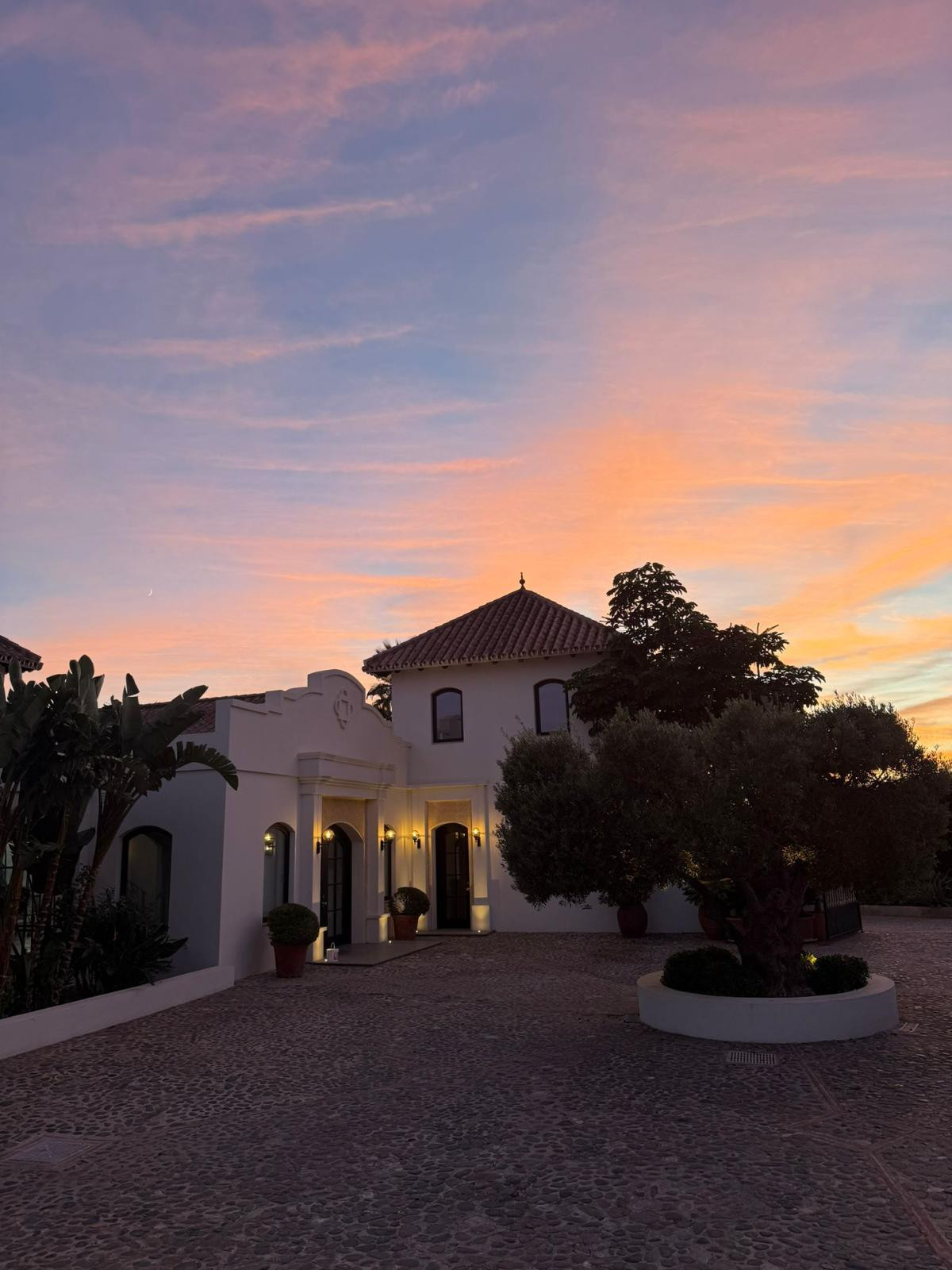 Casa de 6 Dormitorios y 6 Baños en venta en Estepona