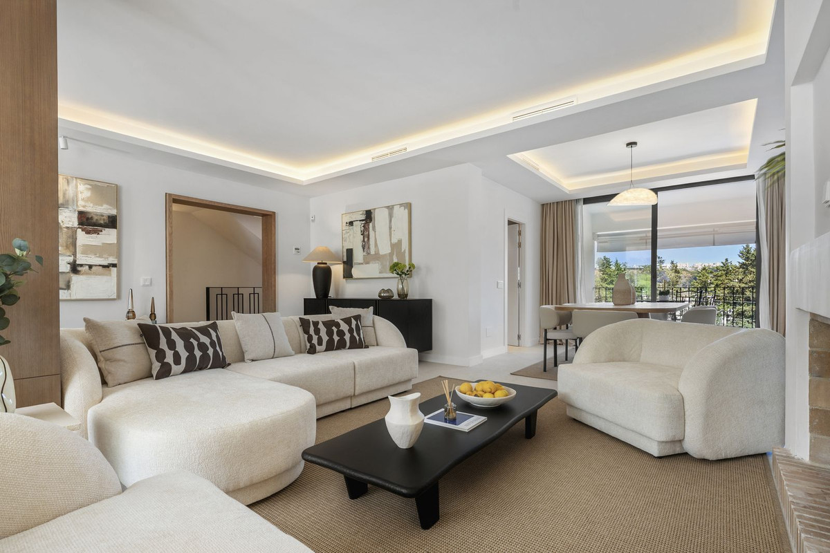 Casa Adosada de 4 Dormitorios en venta en Nueva Andalucía, Marbella