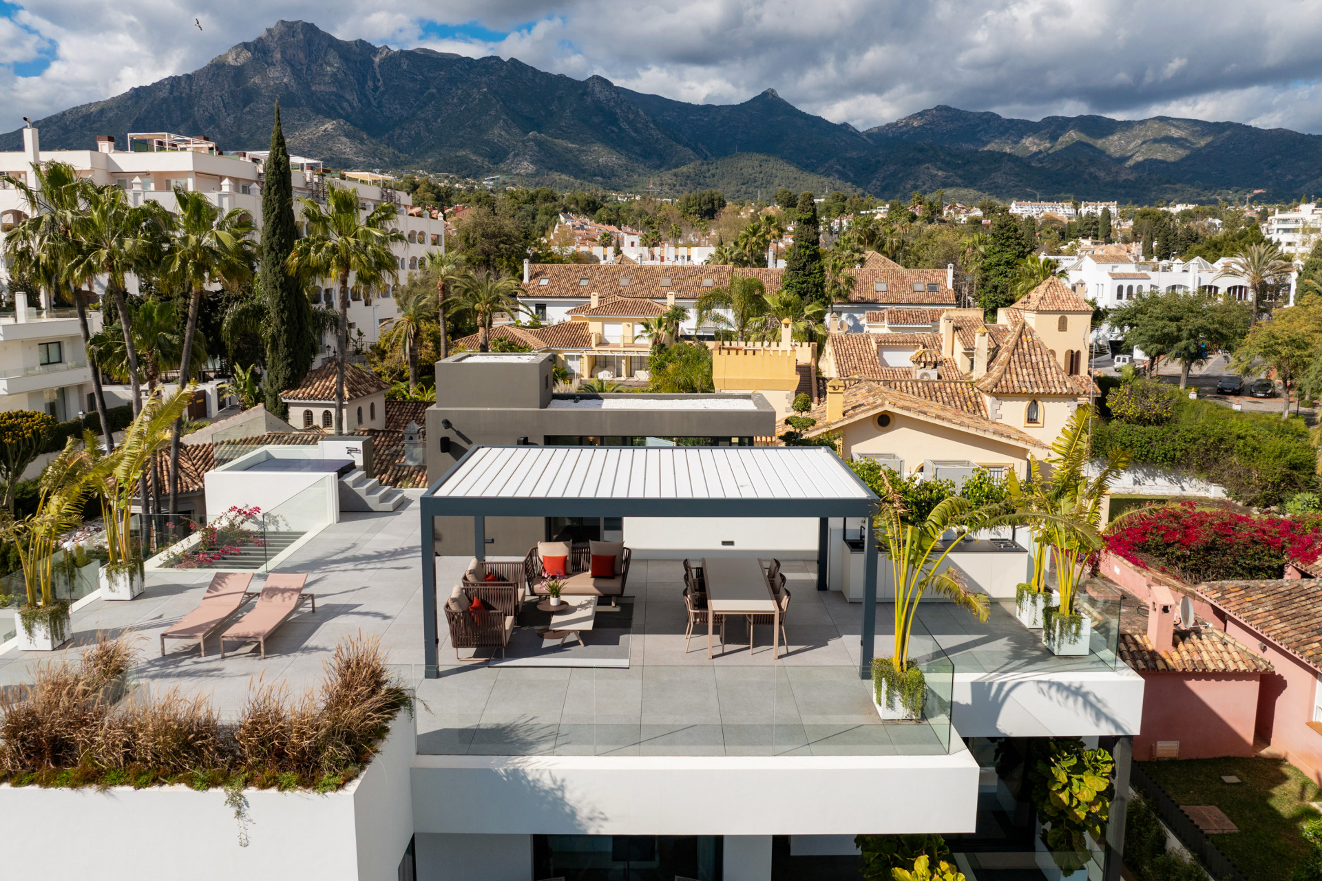 Casa de 5 Dormitorios y 5 Baños en venta en Milla de Oro, Marbella