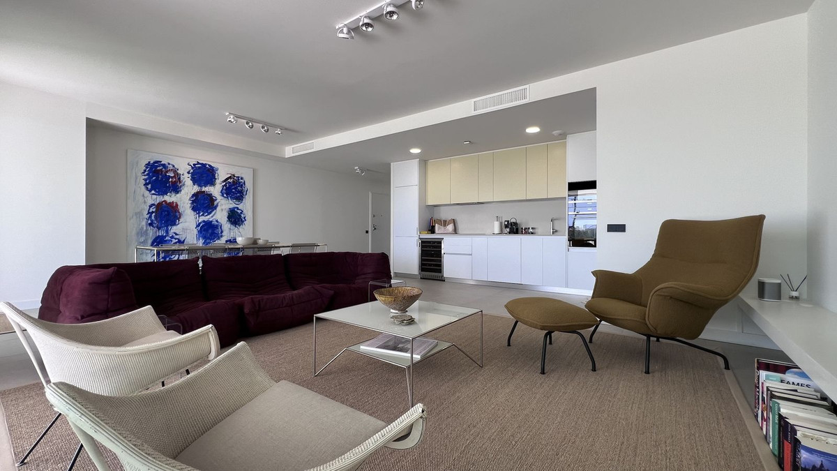Piso de 3 Dormitorios en venta en Los Monteros, Marbella