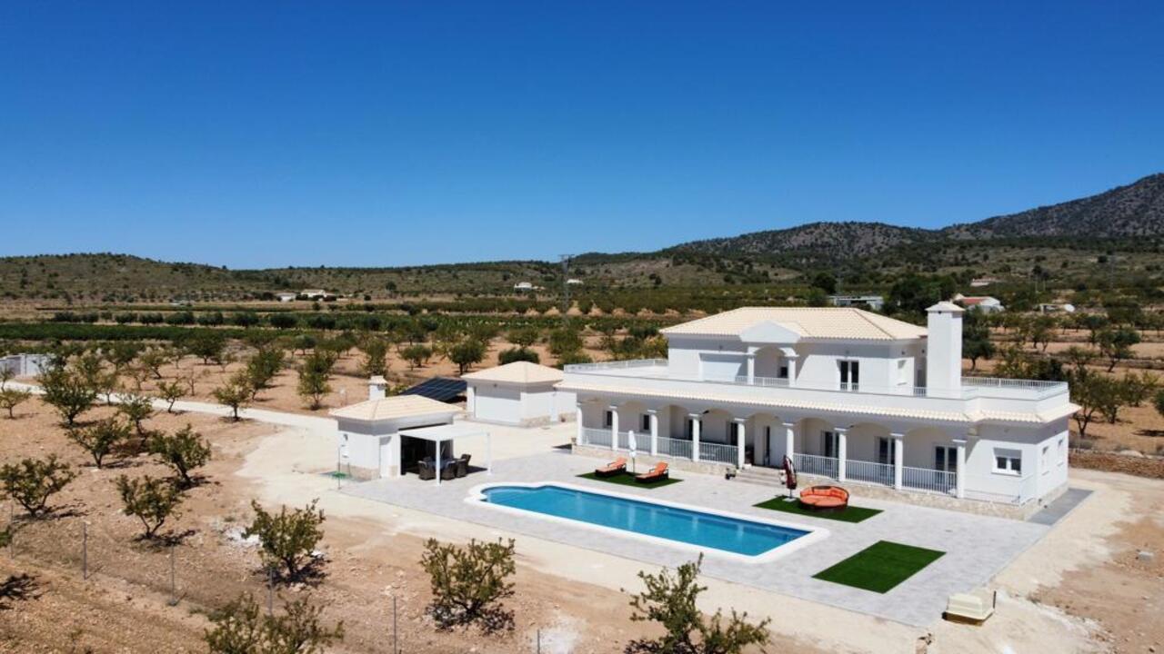 Casa de 6 Dormitorios y 4 Baños en venta en El Pinós