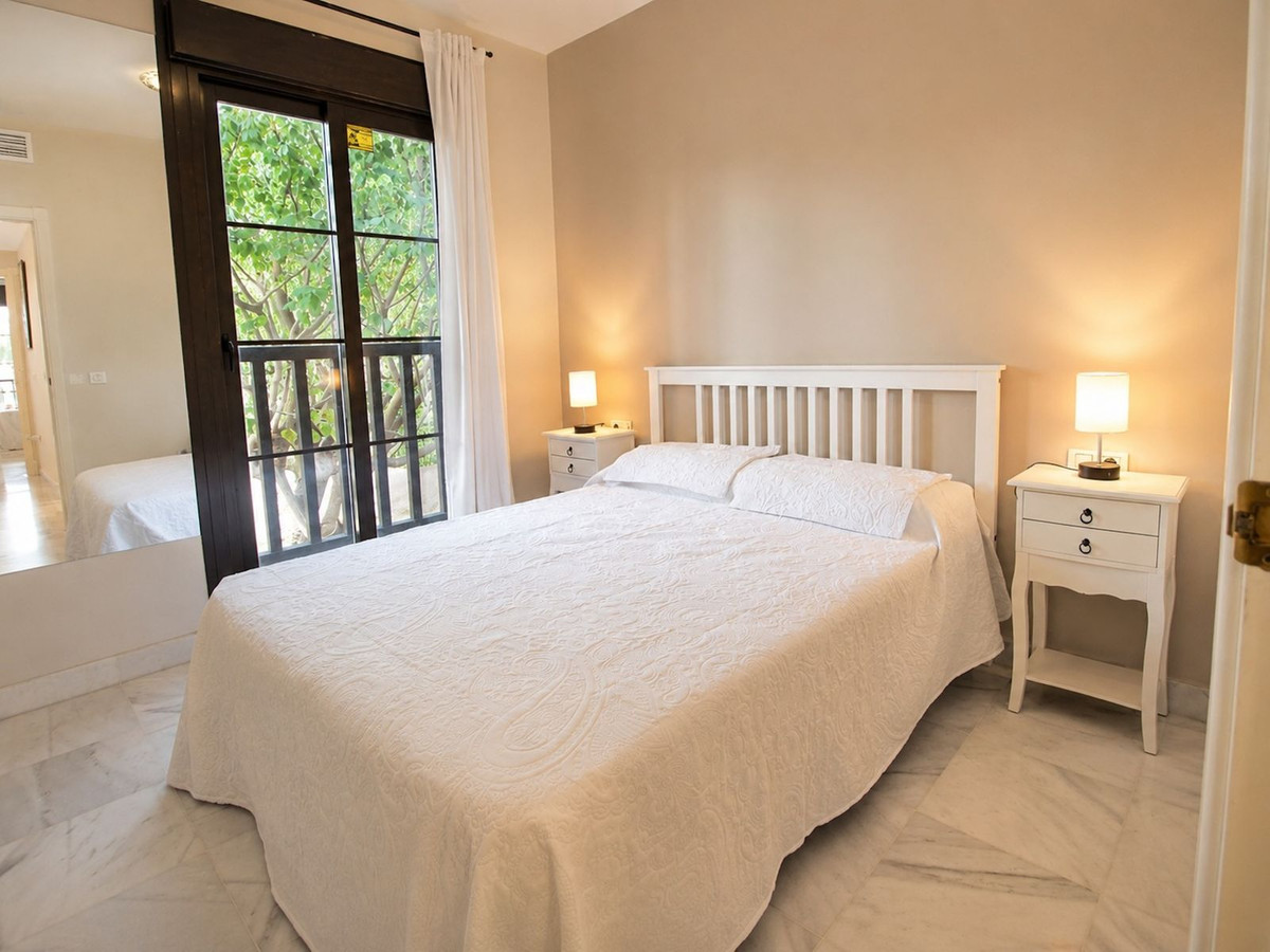 Piso de 2 Dormitorios y 2 Baños en alquiler en Nueva Milla de Oro, Estepona