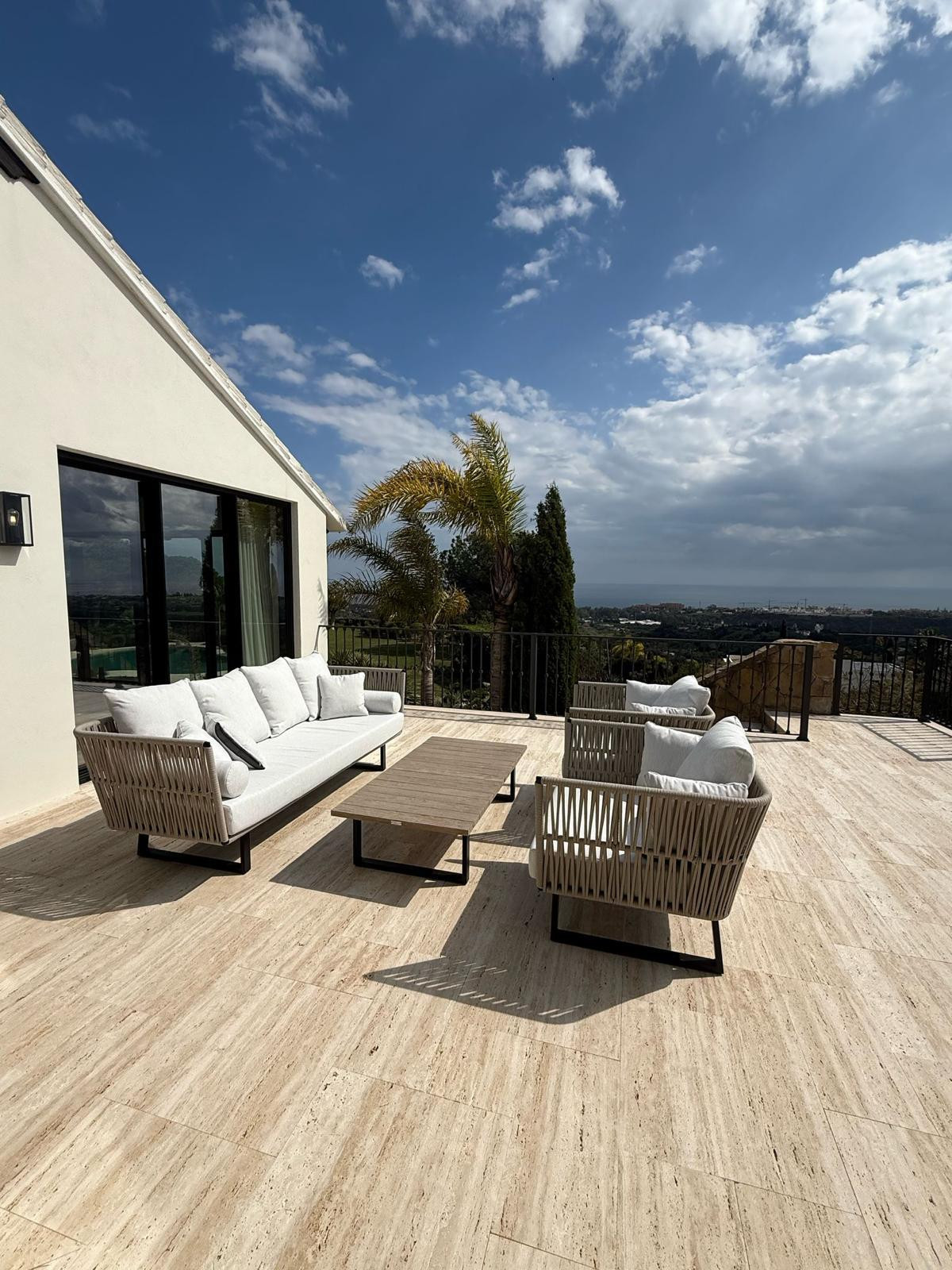 Casa de 6 Dormitorios y 6 Baños en venta en Estepona