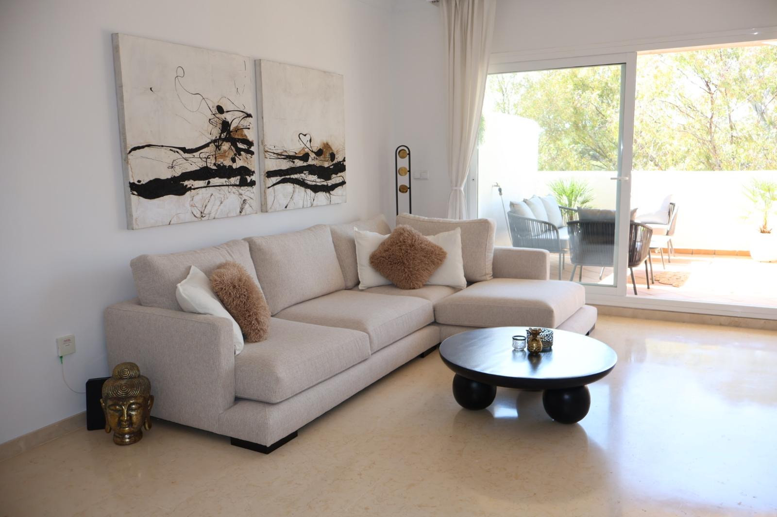 Piso de 2 Dormitorios en venta en Elviria, Marbella