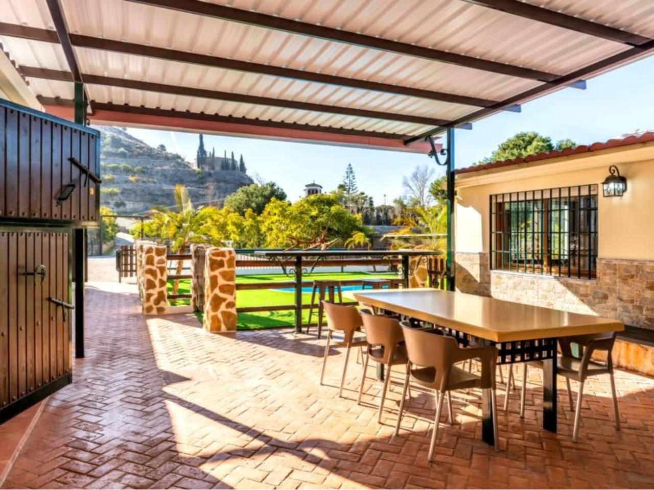 Casa Adosada de 4 Dormitorios en venta en Motril