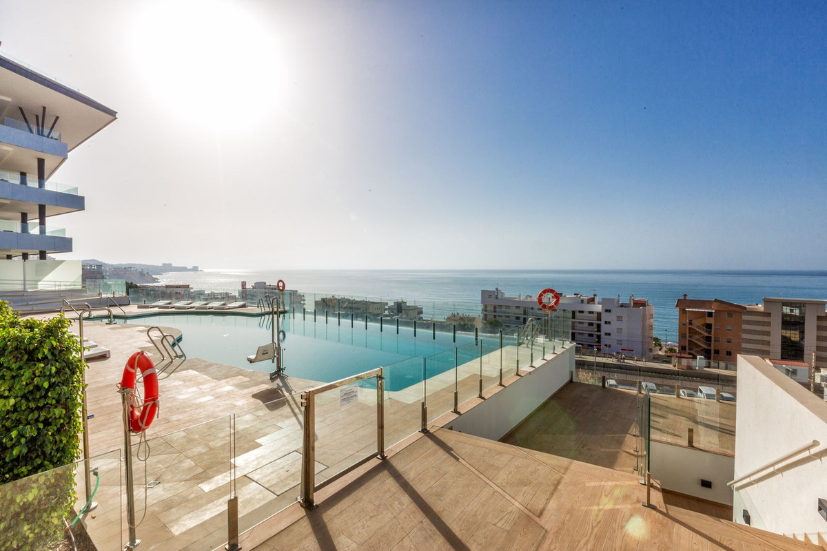 Piso de 3 Dormitorios en venta en Carvajal, Fuengirola