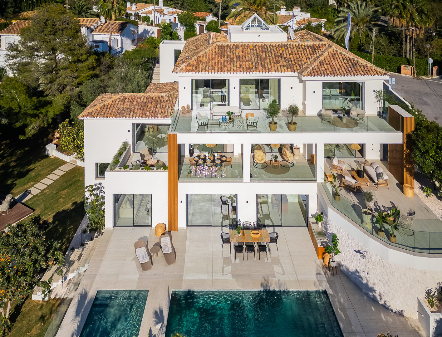 Casa de 6 Dormitorios en venta en El Rosario, Marbella