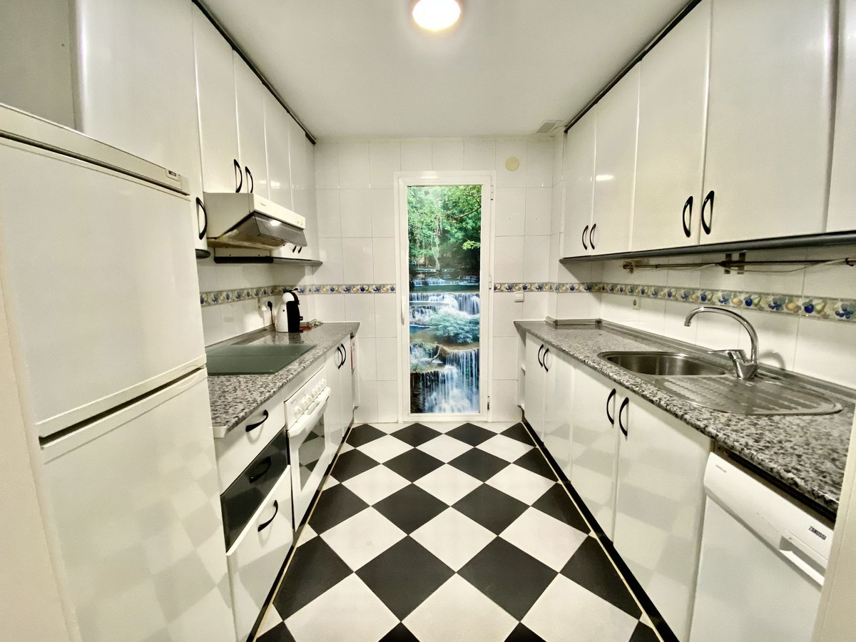 Piso de 2 Dormitorios en venta en Milla de Oro, Marbella