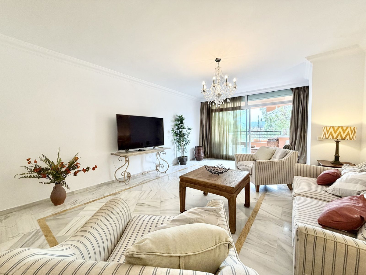 Piso de 2 Dormitorios y 2 Baños en venta en Nueva Andalucía, Marbella
