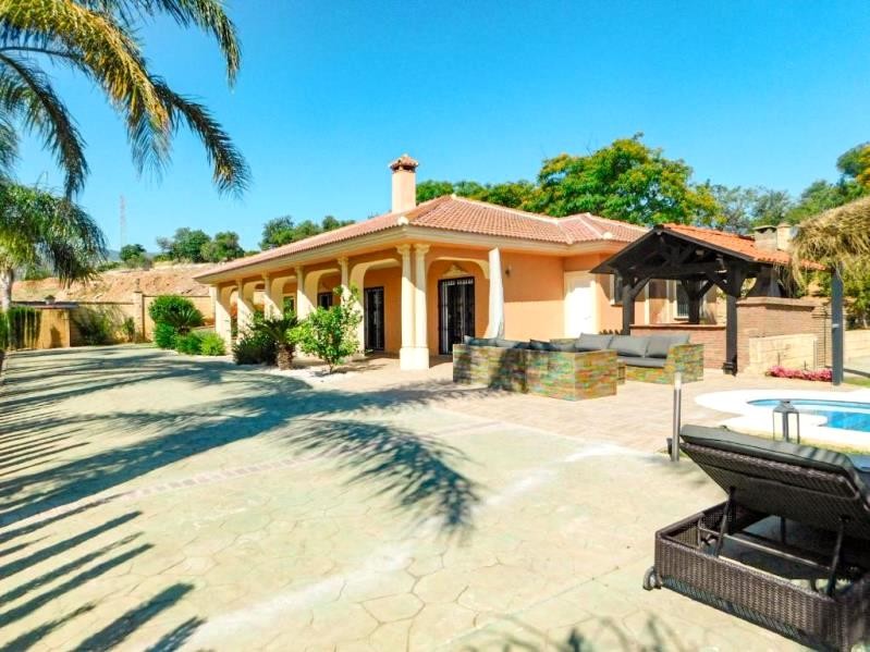Casa de 6 Dormitorios y 4 Baños en venta en Málaga