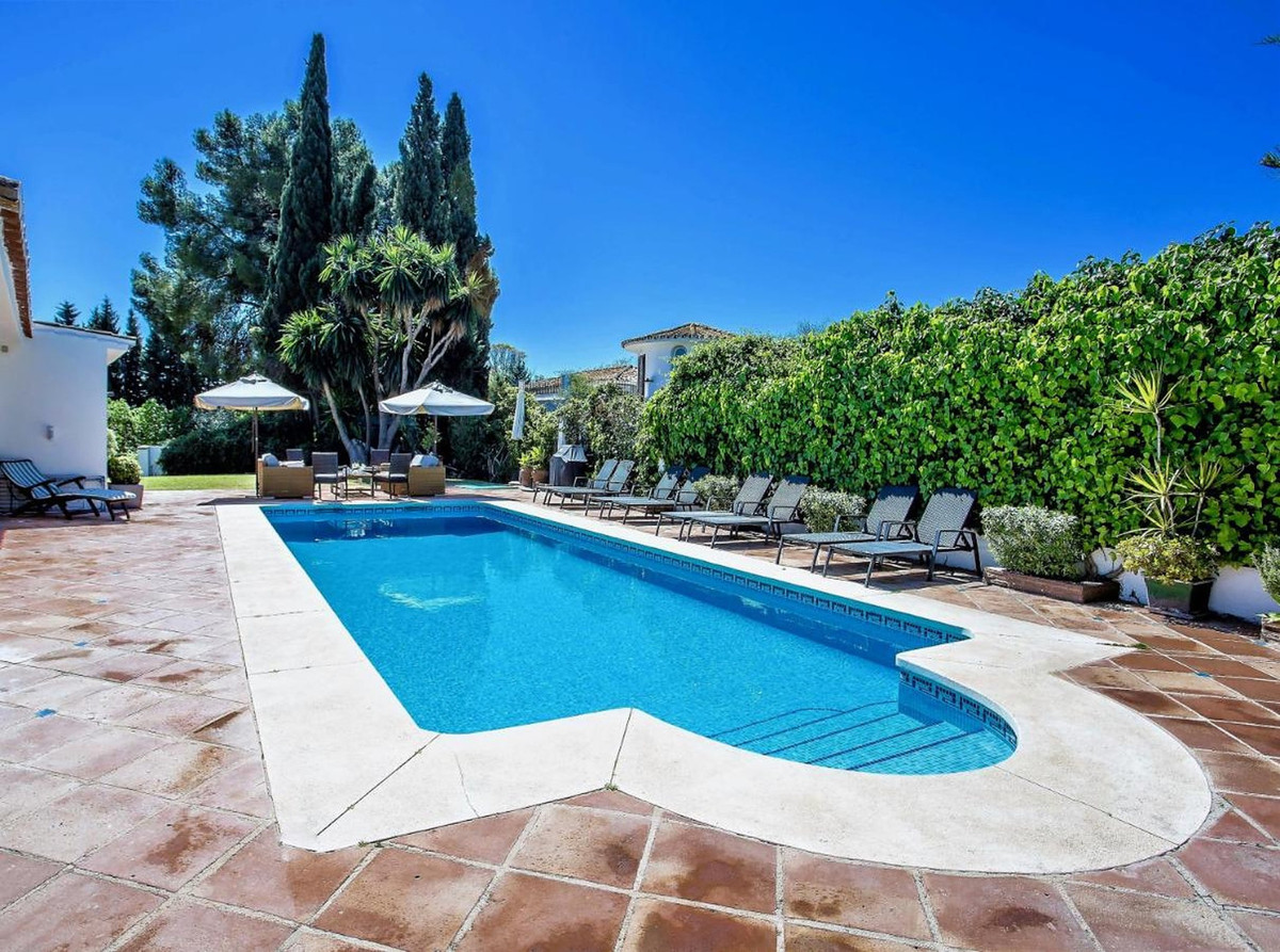 8 Bed, 6 Bath - Villa for Sale in San Pedro de Alcántara