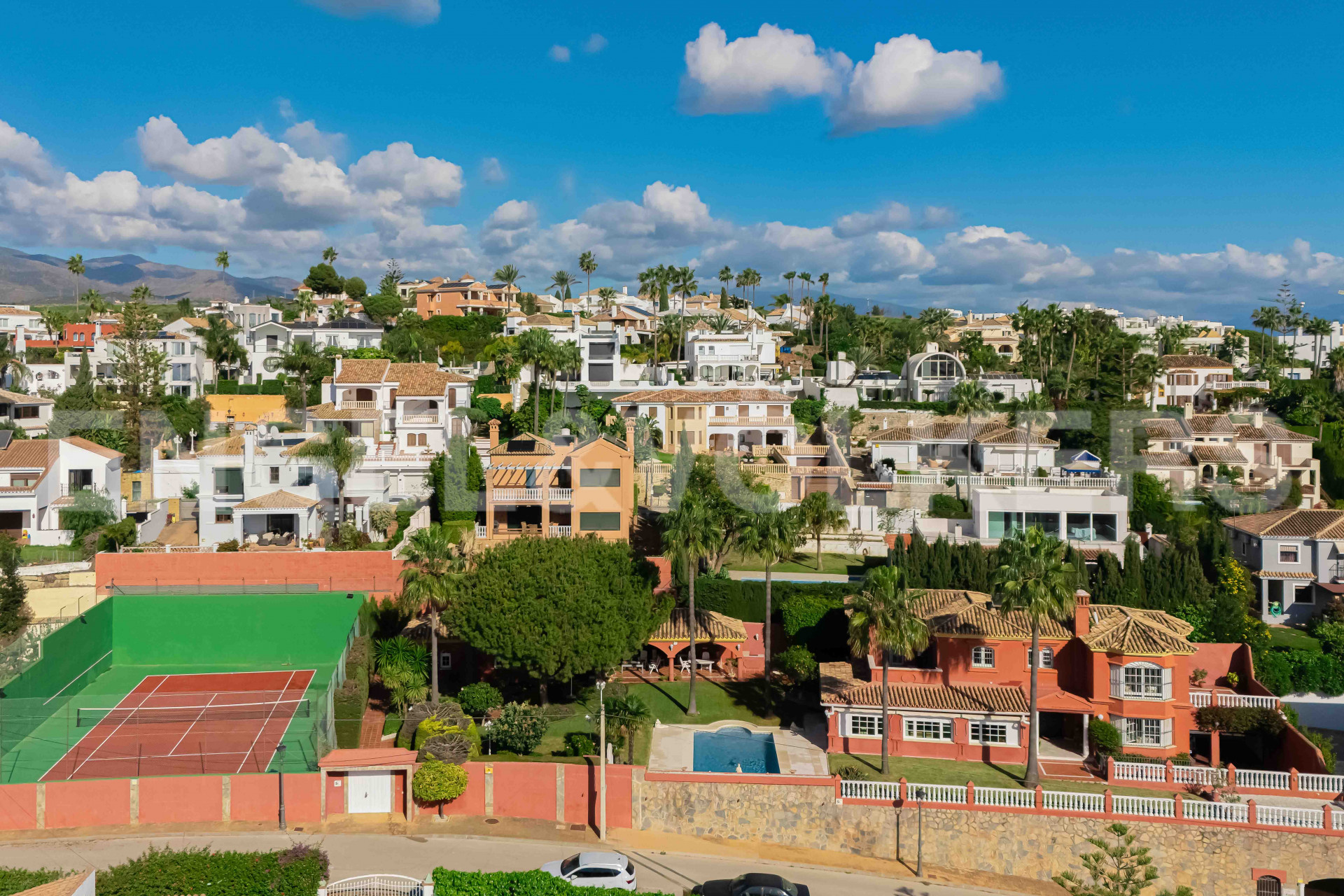 Casa de 6 Dormitorios y 4 Baños en venta en Estepona