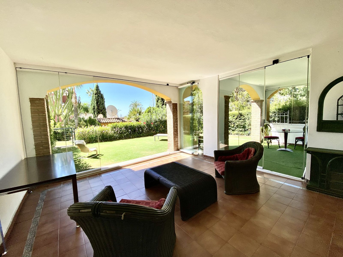 Piso de 2 Dormitorios en venta en Milla de Oro, Marbella