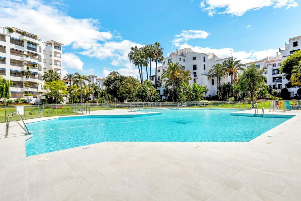 Piso de 2 Dormitorios en venta en Puerto Banús, Marbella