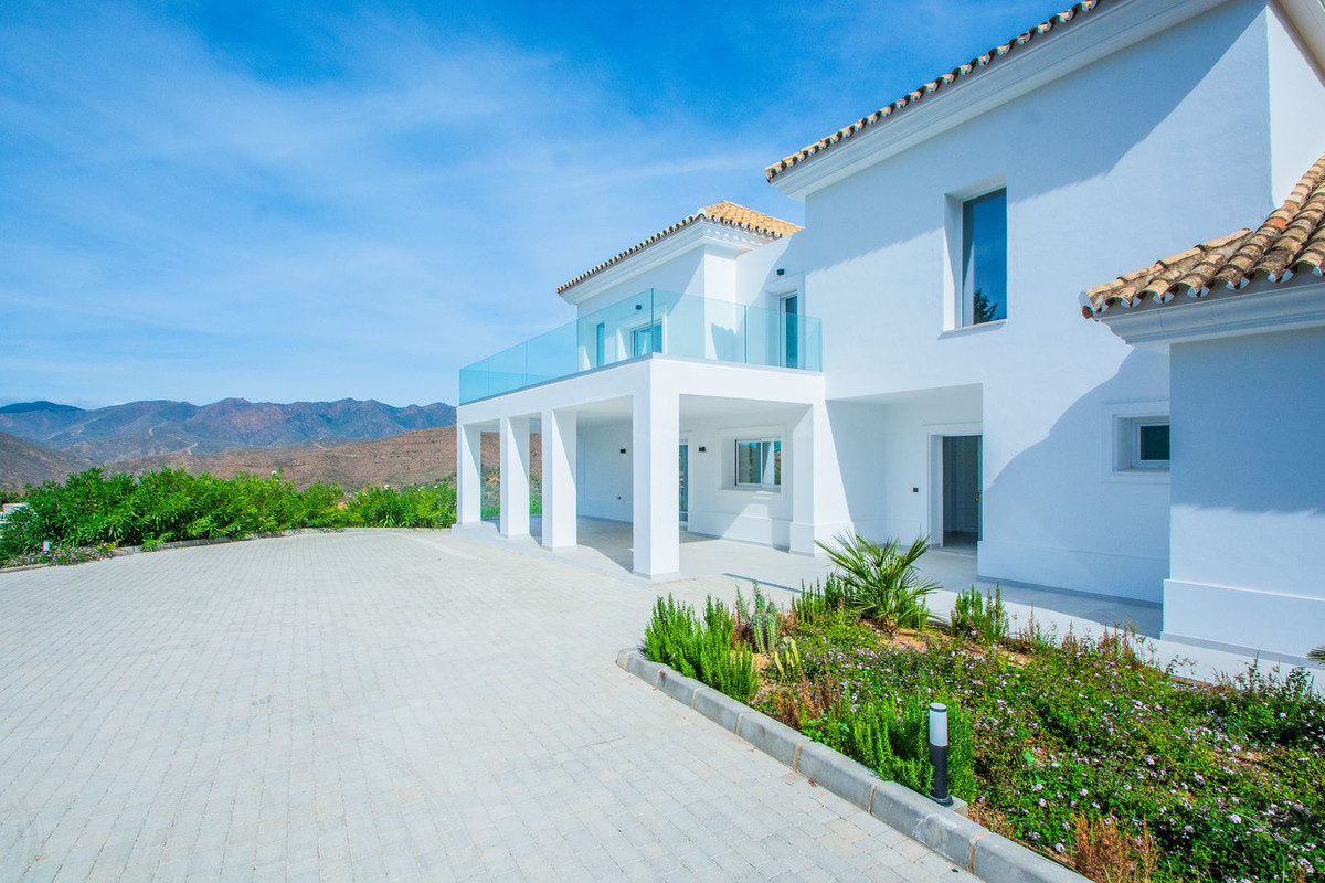 Casa de 4 Dormitorios y 4 Baños en venta en La Mairena, Marbella
