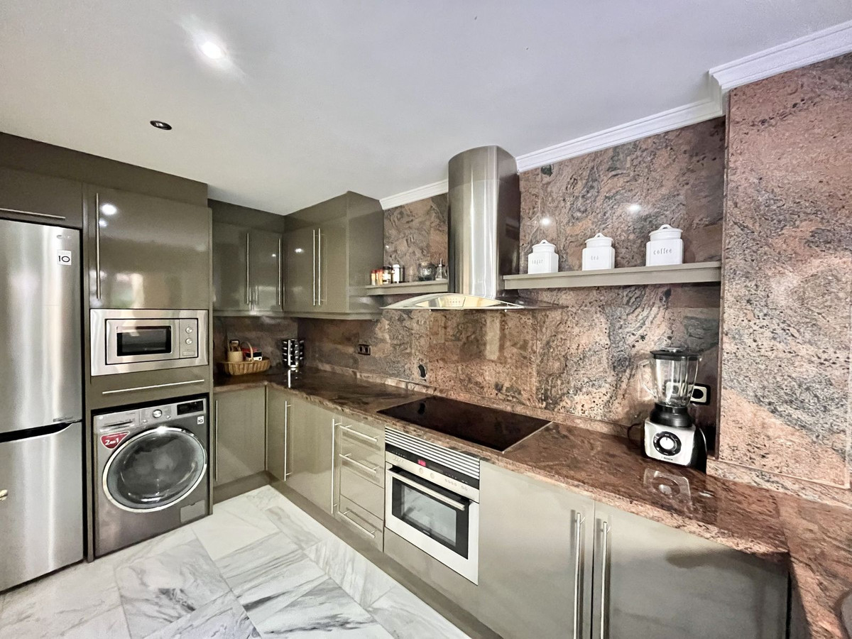Piso de 2 Dormitorios y 2 Baños en venta en Nueva Andalucía, Marbella