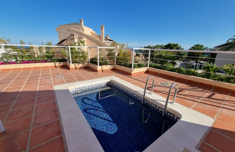 Ático de 4 Dormitorios y 5 Baños en alquiler en Nagüeles, Marbella