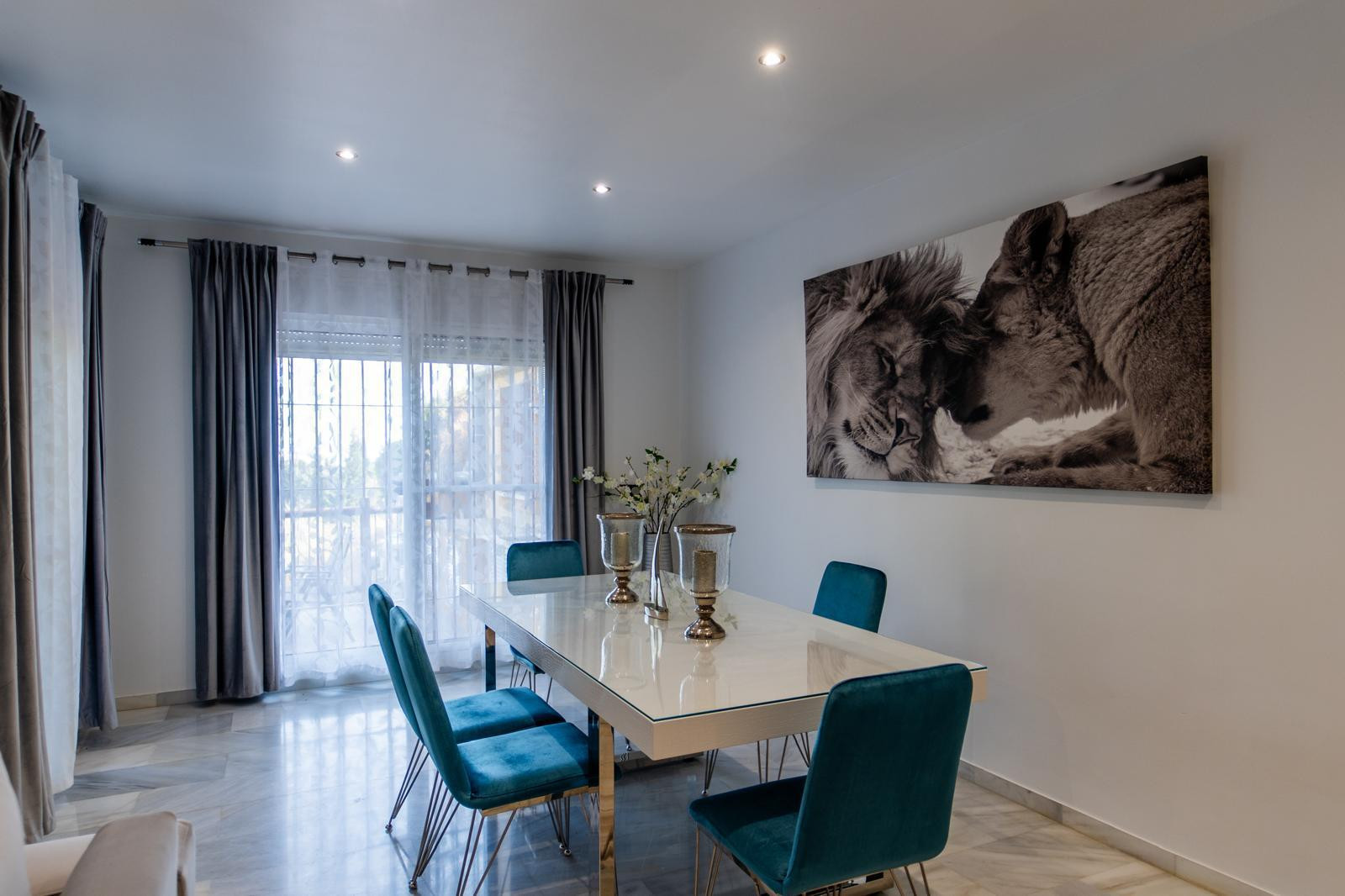 Casa de 4 Dormitorios y 5 Baños en alquiler vacacional en Las Chapas, Marbella