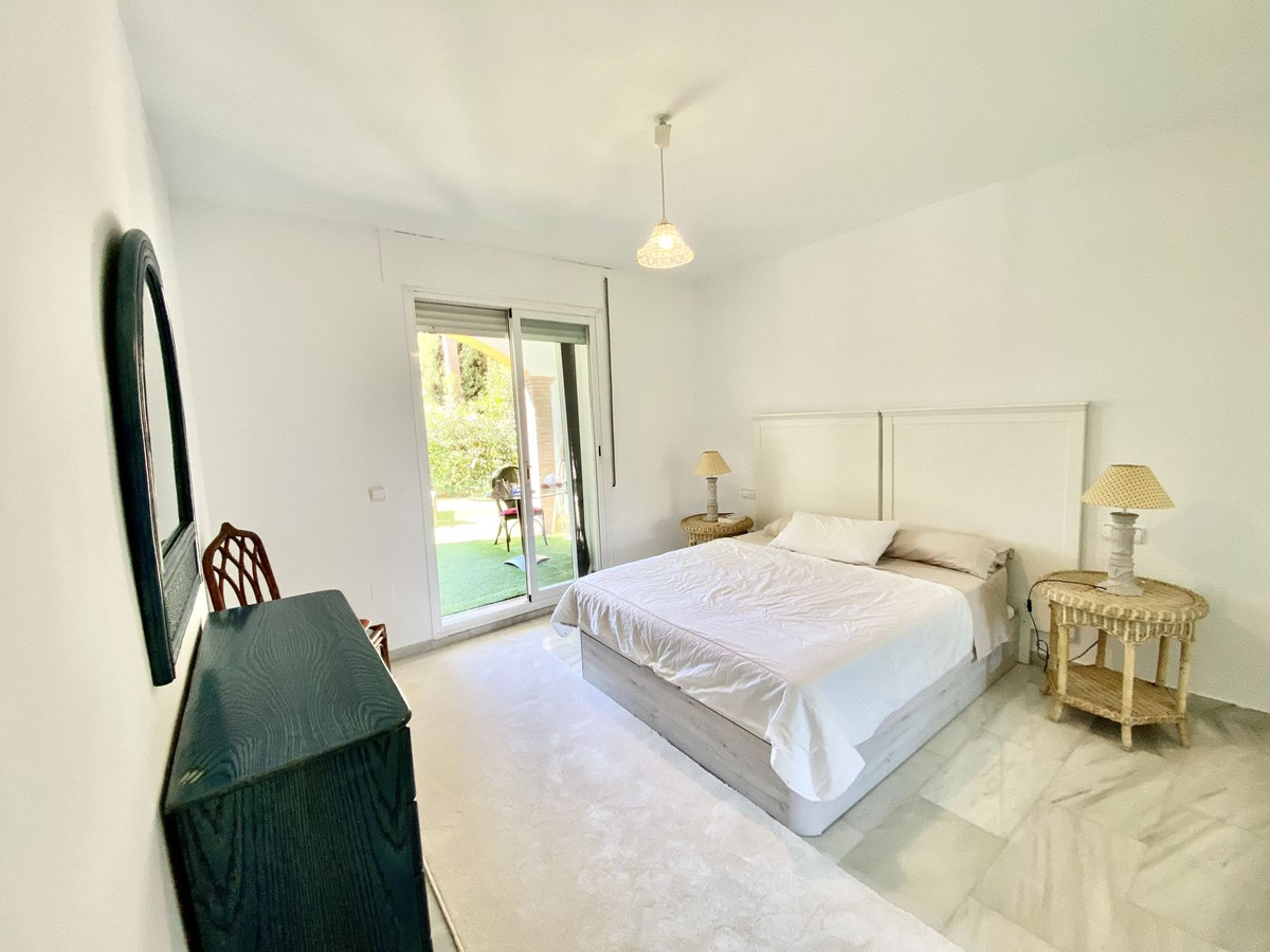 Piso de 2 Dormitorios en venta en Milla de Oro, Marbella