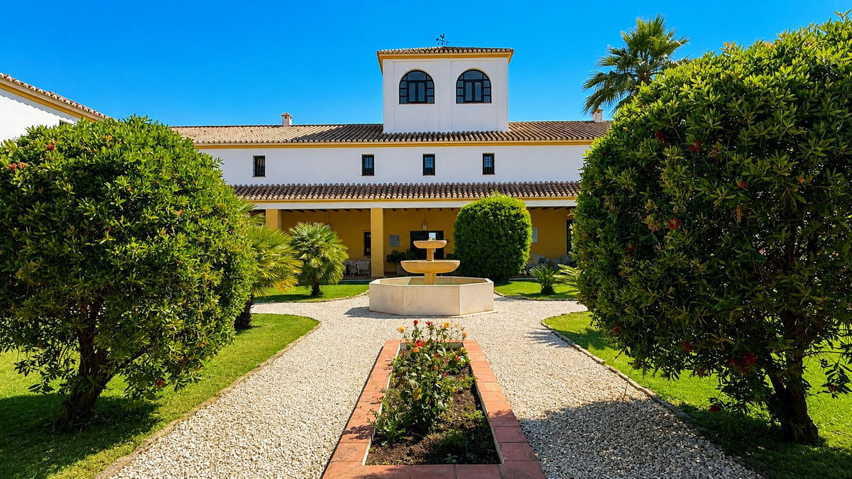 Finca de 13 Dormitorios y 14 Baños en venta en Almogía