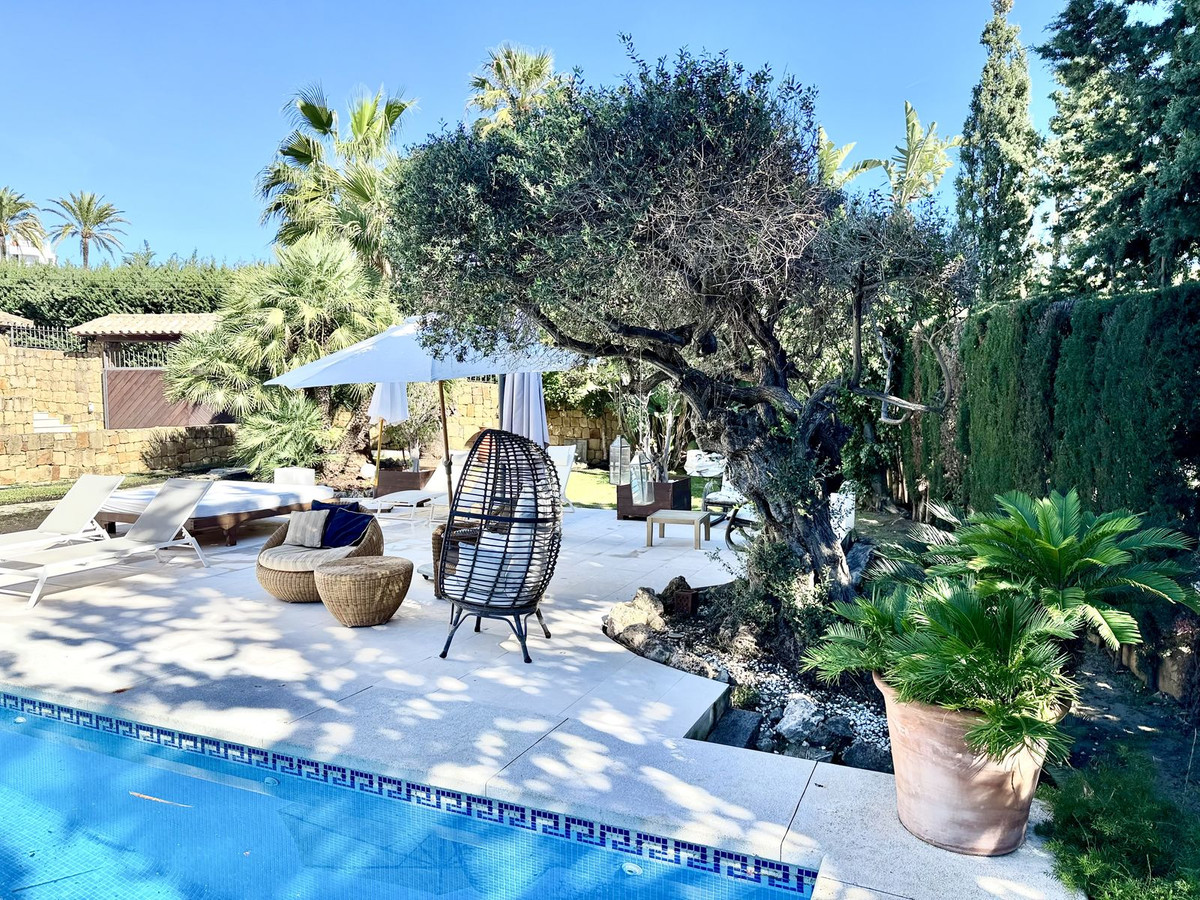 Casa de 5 Dormitorios y 5 Baños en venta en Nueva Andalucía, Marbella