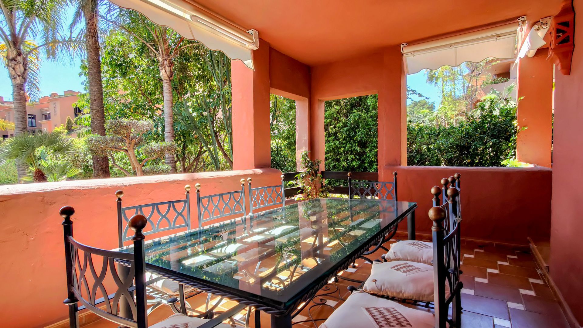 Piso de 3 Dormitorios y 3 Baños en venta en Atalaya, Estepona
