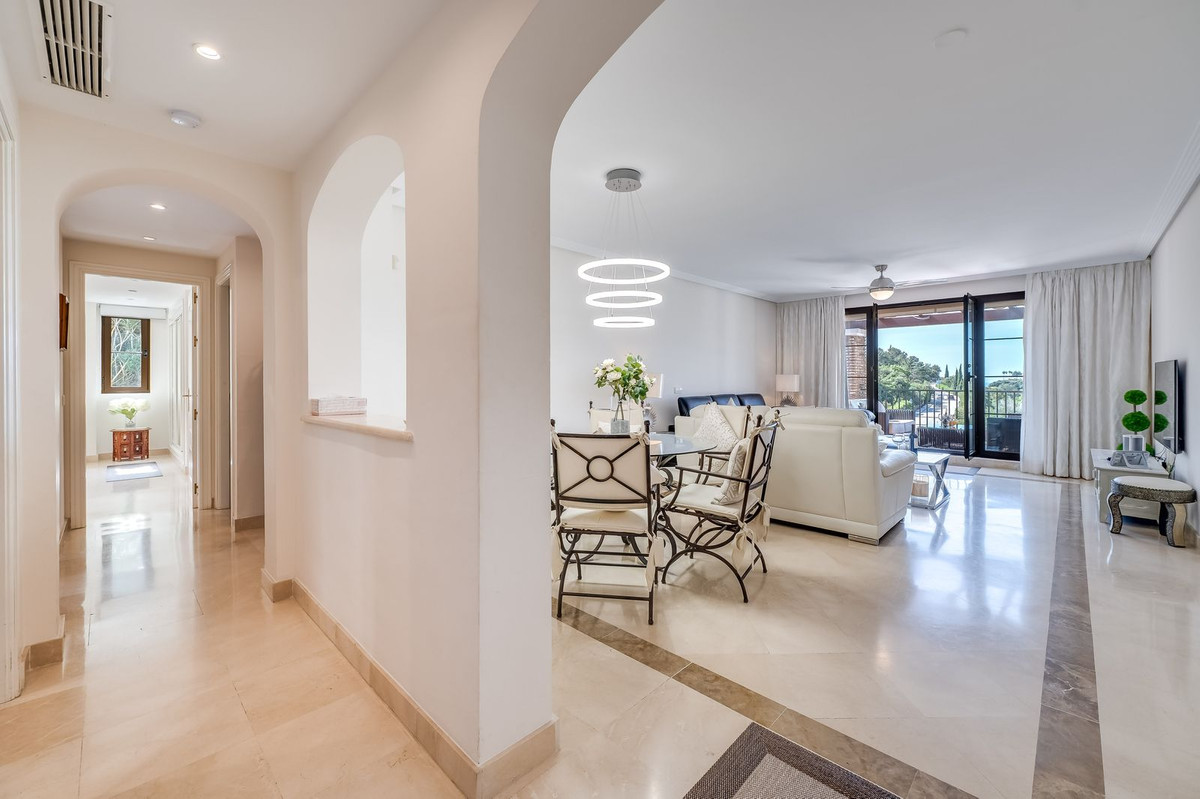 Ático de 3 Dormitorios y 2 Baños en venta en Benahavís