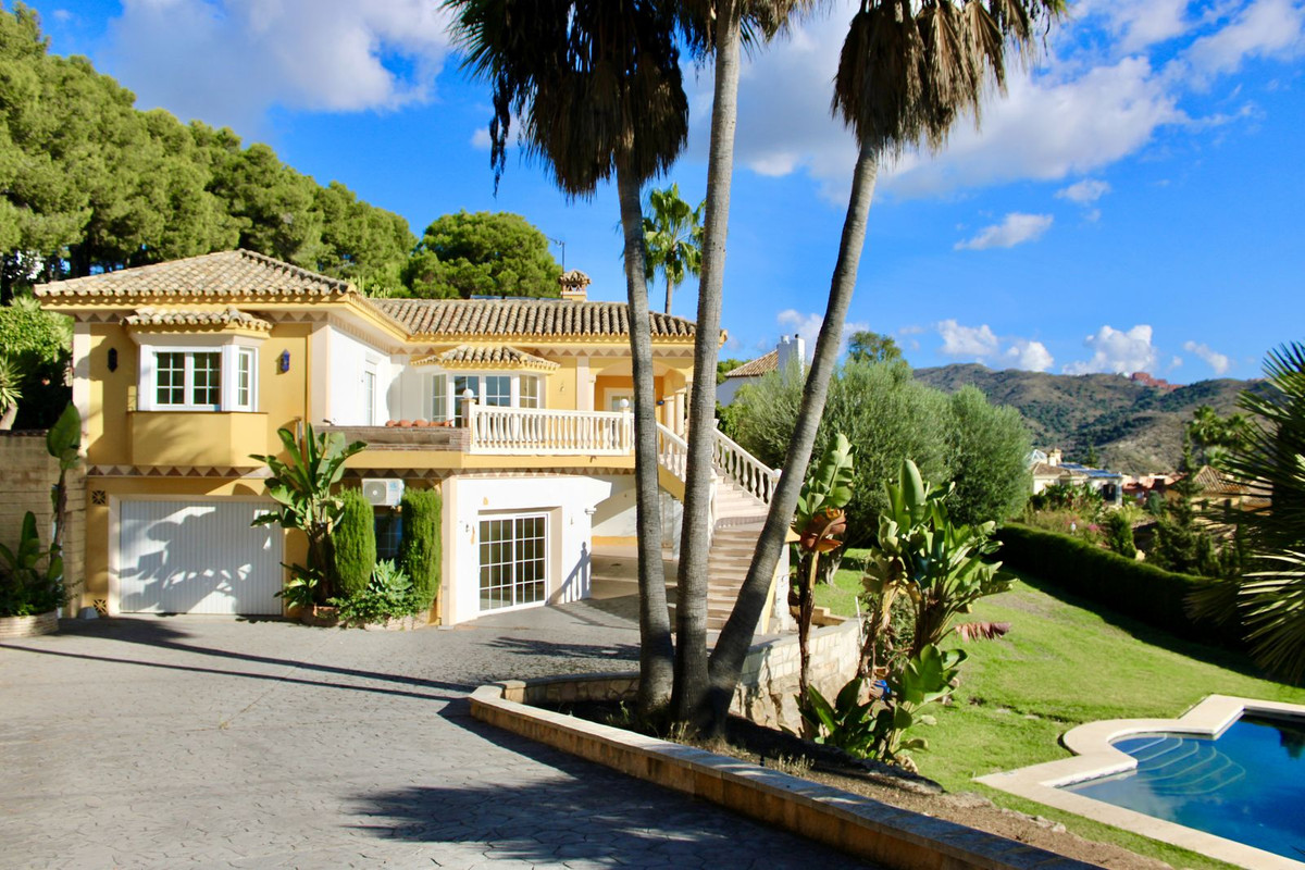 Casa de 4 Dormitorios y 6 Baños en venta en Las Chapas, Marbella