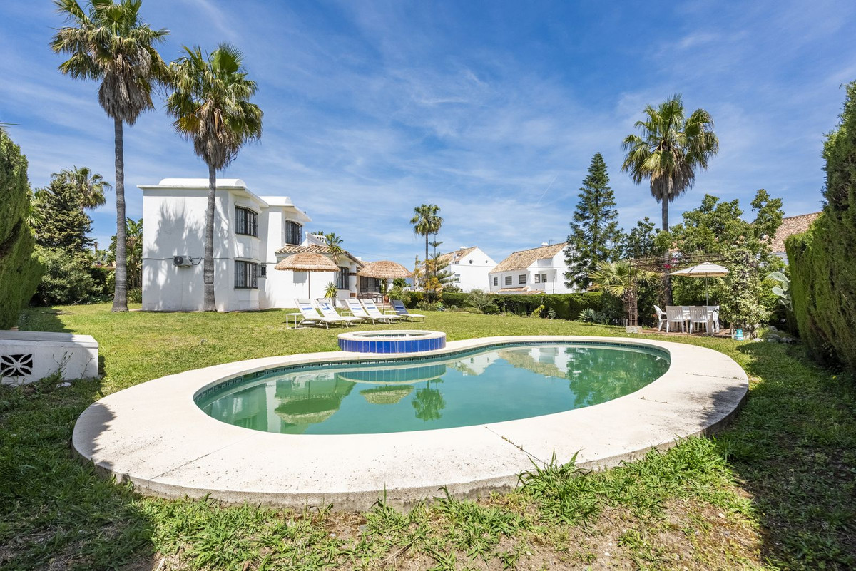 Casa de 3 Dormitorios y 2 Baños en venta en Atalaya, Estepona