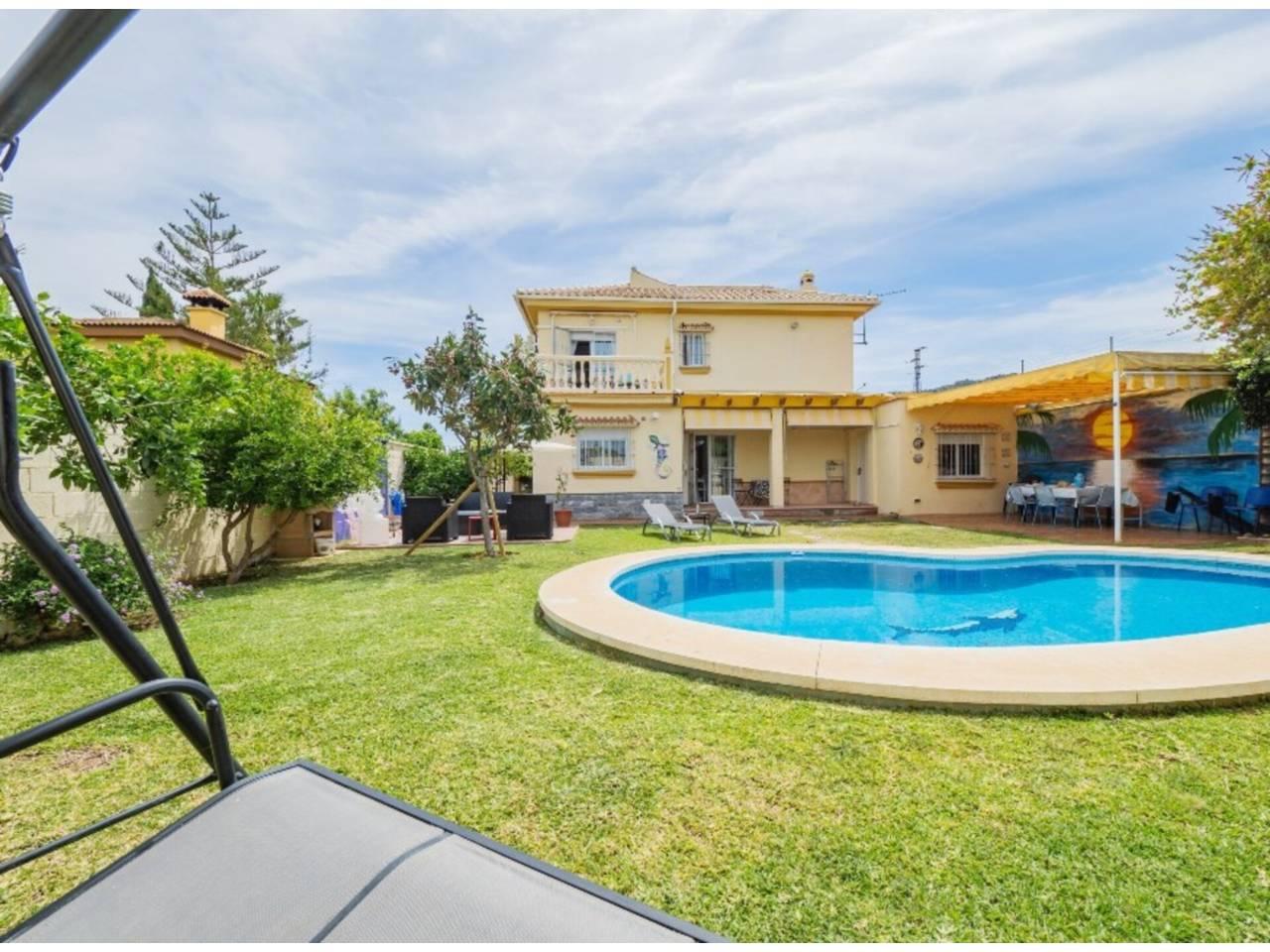 Casa Adosada de 4 Dormitorios en venta en Málaga