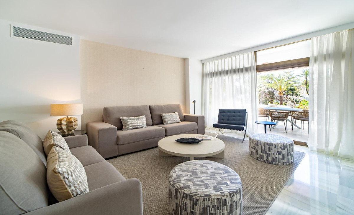 Piso de 2 Dormitorios en venta en Puerto Banús, Marbella
