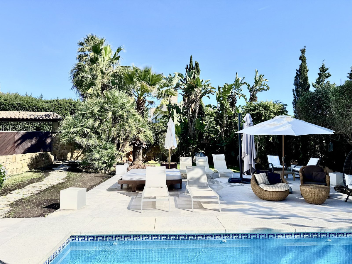 Casa de 5 Dormitorios y 5 Baños en venta en Nueva Andalucía, Marbella