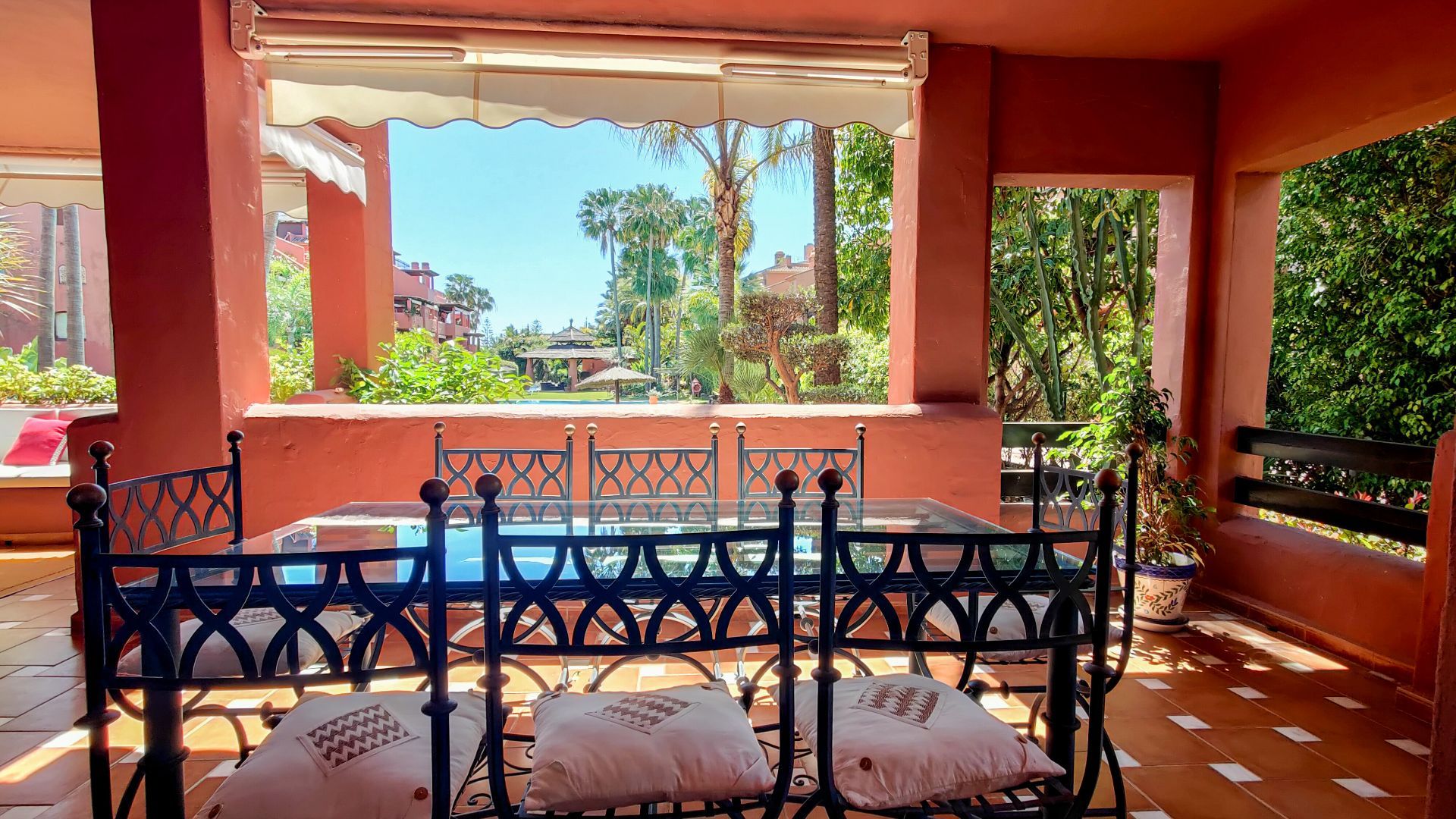 Piso de 3 Dormitorios y 3 Baños en venta en Atalaya, Estepona