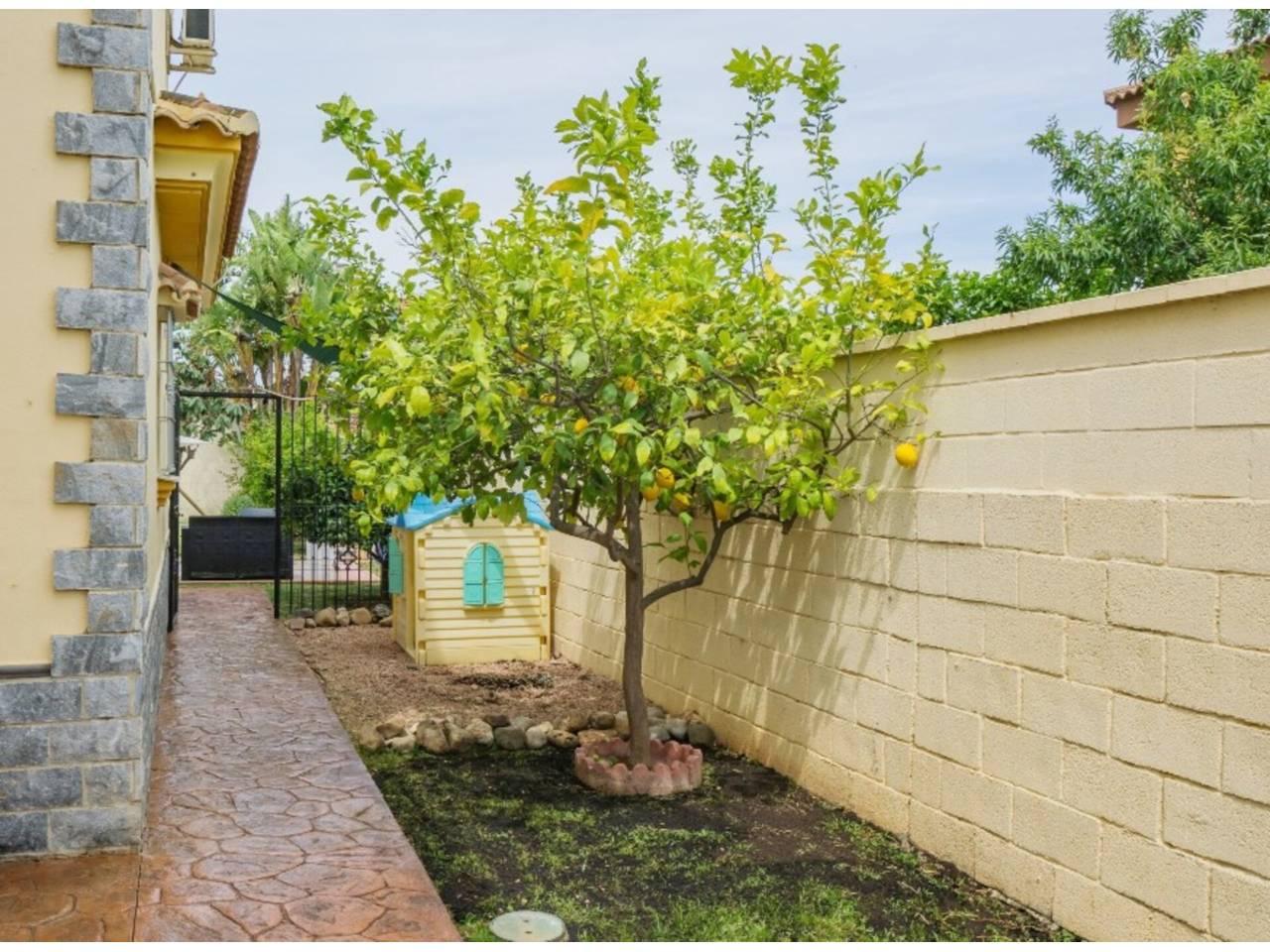 Casa Adosada de 4 Dormitorios en venta en Málaga