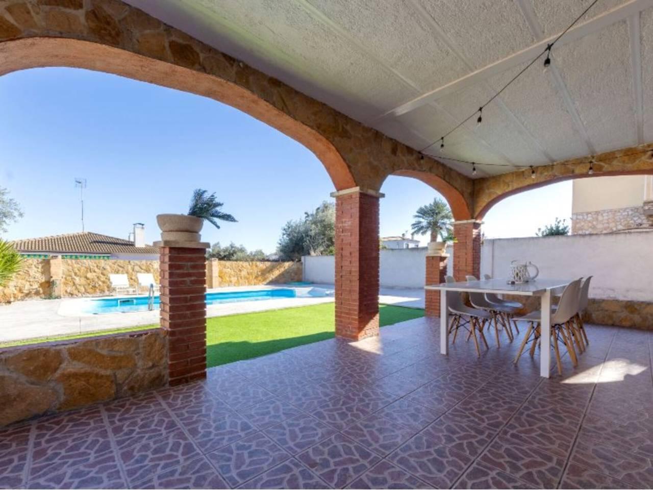 Casa Adosada de 4 Dormitorios en venta en Torredembarra
