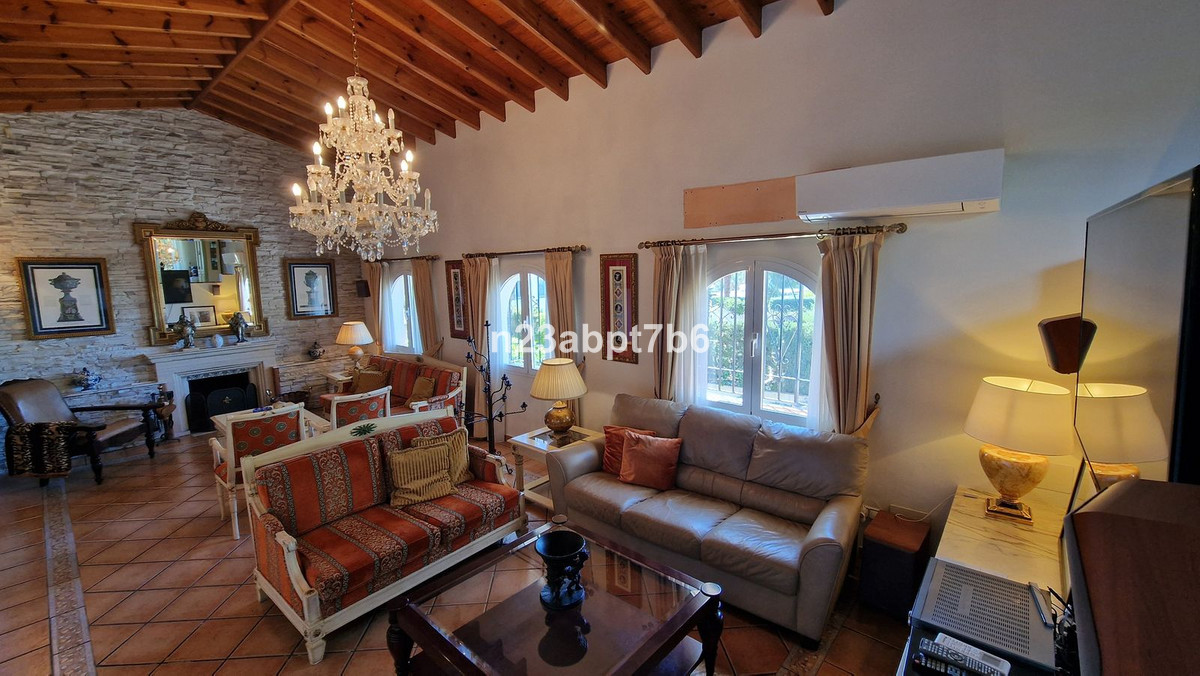 Casa de 4 Dormitorios en venta en Las Chapas, Marbella