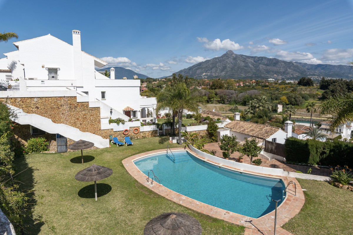 Casa Adosada de 3 Dormitorios en venta en Nueva Andalucía, Marbella