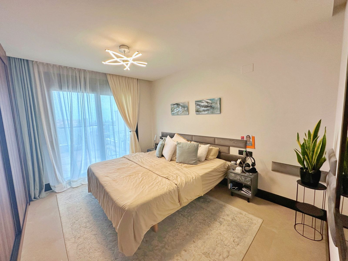 Piso de 2 Dormitorios y 2 Baños en venta en Nueva Andalucía, Marbella