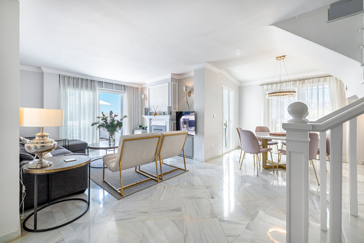 Casa Adosada de 3 Dormitorios en venta en Nueva Andalucía, Marbella
