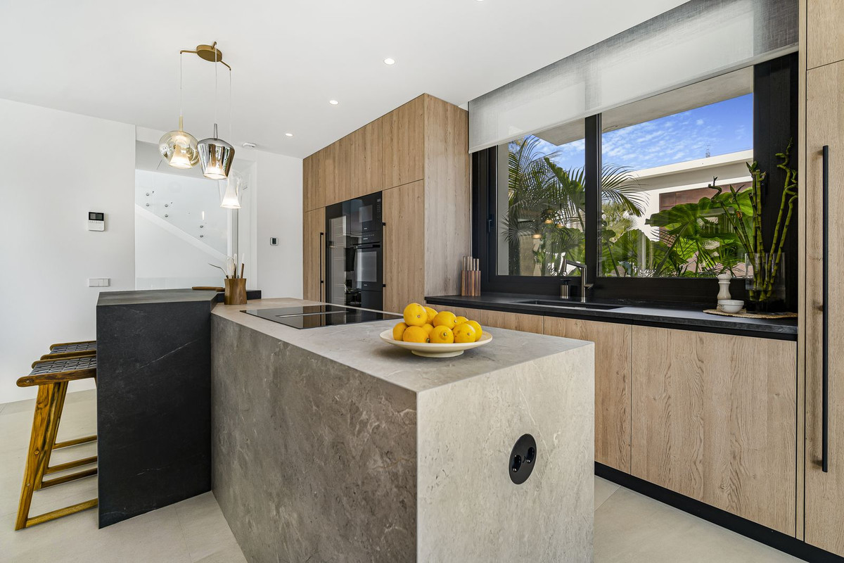 Casa de 6 Dormitorios en venta en Milla de Oro, Marbella